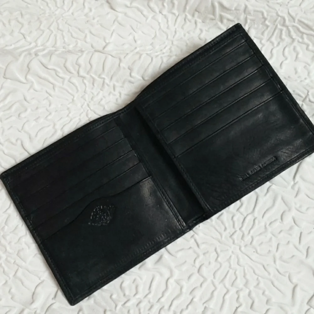 Docker Mens Fullgrain Leather black bifold square wallet. Size 4